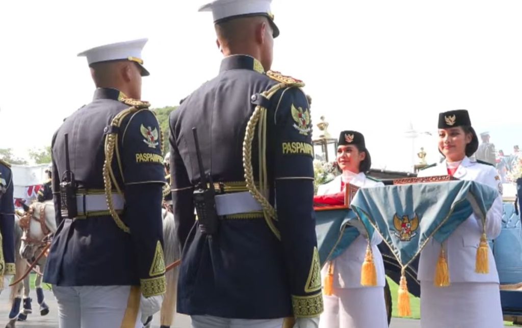 bendera_merah_putih_dan_teks_proklamasi_tiba_di_istana-sU17_large