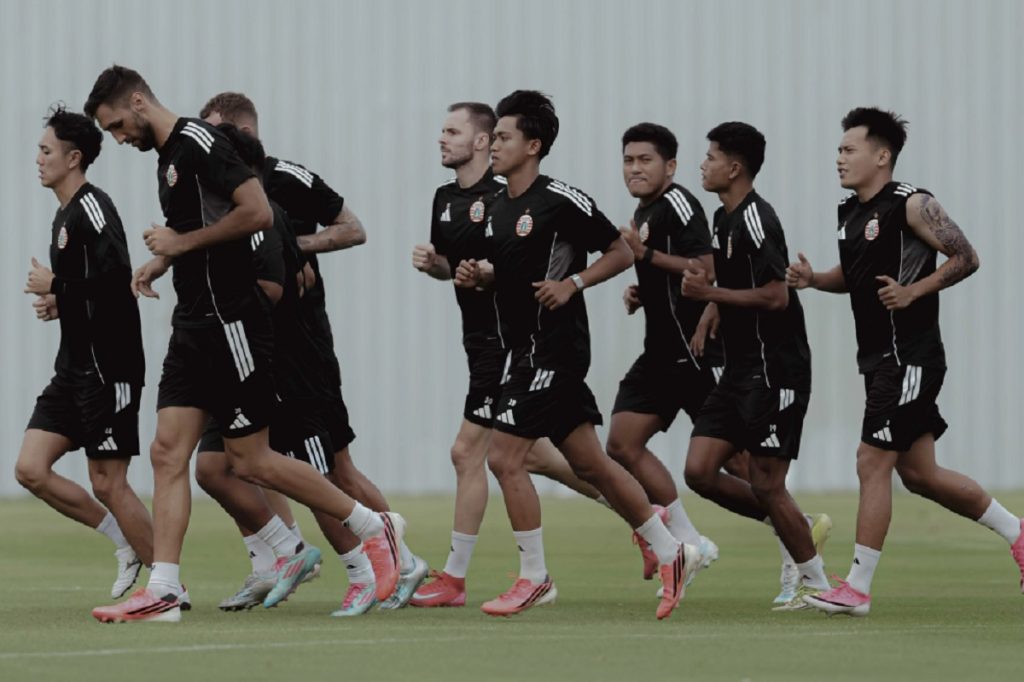shin_tae_yong_menggenjot_taktik_dan_fisik_persija_jakarta_selama_tc_di_thailand-L5of_large