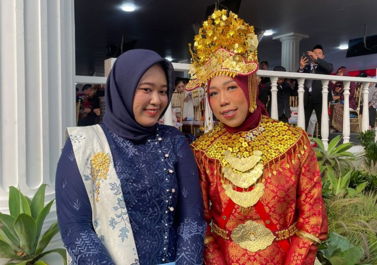 warga_palembang_di_istana-4ZRB_large