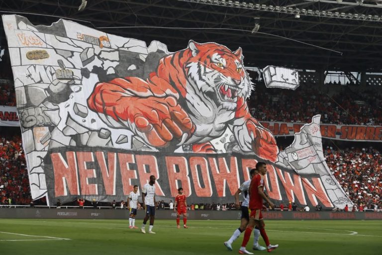 atmosfer_sugbk_di_laga_persija_vs_persib_buat_john_herdman_kagum_okezone-iR1k_large