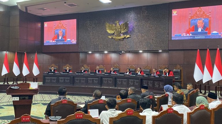 denny_indrayana_cs_gugat_penetapan_gibran_sebagai_wapres-Q19P_large