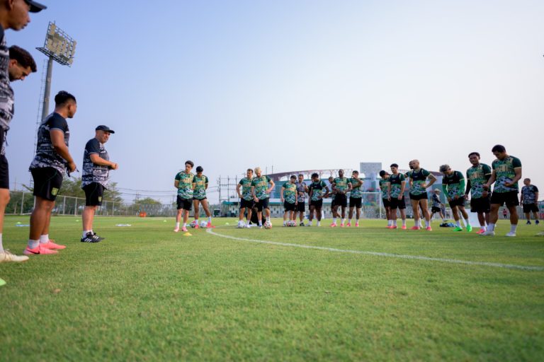 persebaya_surabaya_memiliki_cara_tersendiri_untuk_mengawasi_pemainnya_jelang_menghadapi_psim_yogyakarta_di_super_league_2026_2027-t2uG_large
