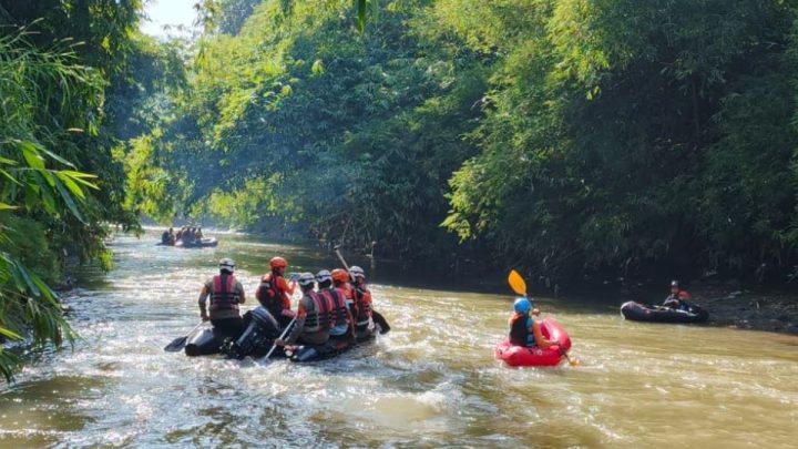 ABG Hanyut di Kali Ciliwung saat Ambil Kail Pancing