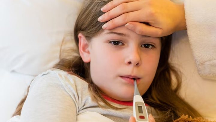 Jangan Cuma Ukur Suhu! Ini Tanda Anak Demam Harus Segera Dibawa ke Dokter