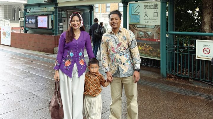 Potret Indah Permatasari dan Arie Kriting Pakai Kebaya dan Batik saat Liburan ke Jepang – Serasi Bawa Nuansa Indonesia!