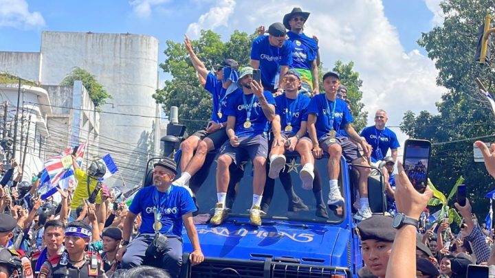 Important Visit: Sambutan Luar Biasa Bobotoh, Teriakan Nama Pemain Persib Bandung Menggema di Sepanjang Rute Pawai Juara