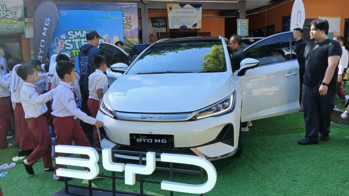 New Policy: Ketika Siswa SD Antusias Kerubuti BYD M6