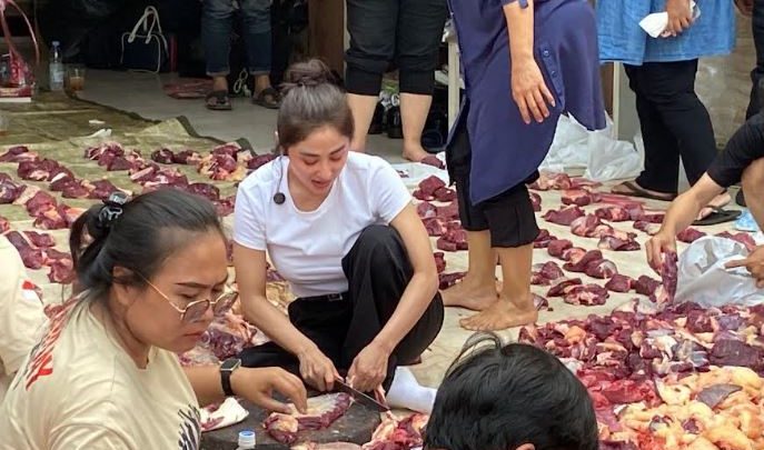 What Happened During: Momen Dewi Perssik Jadi Tukang Potong Daging Kurban Demi Berbagi ke Warga
