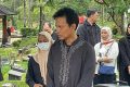 What Happened During: Tangis Fedi Nuril Tumpah di Pemakaman Sang Bunda