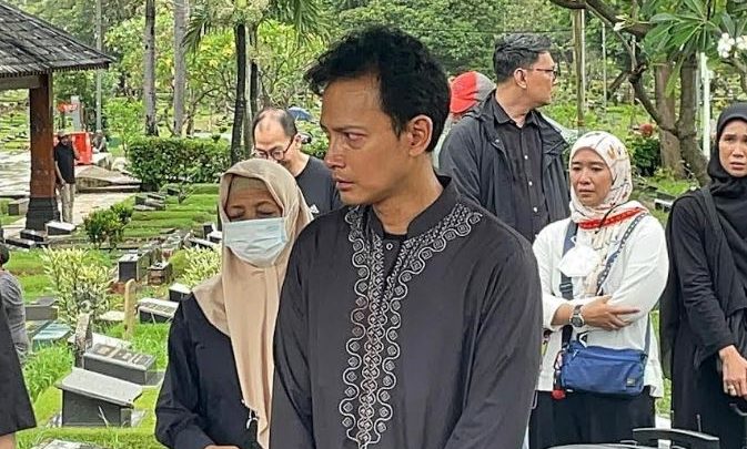 What Happened During: Tangis Fedi Nuril Tumpah di Pemakaman Sang Bunda