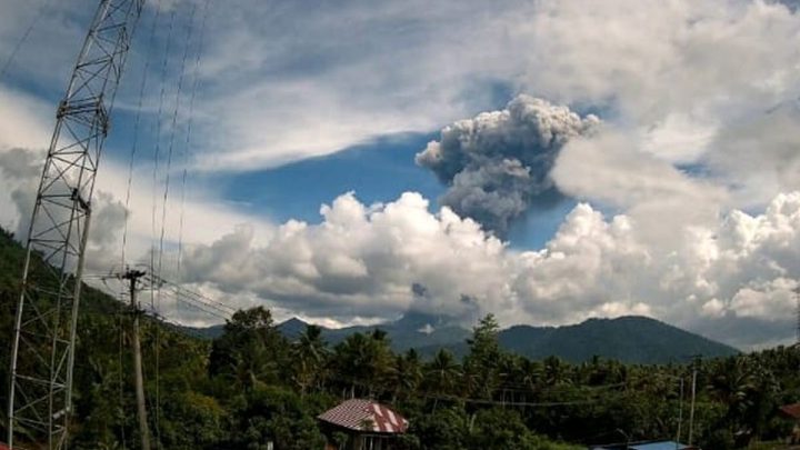 Gunung Dukono Kembali Erupsi Dahsyat – Tinggi Kolom Abu Capai 4.300 Meter!