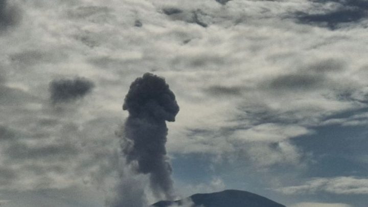 Solution For: Gunung Ibu Meletus, Warga Diimbau Jaga Jarak Aman Radius 2 Km