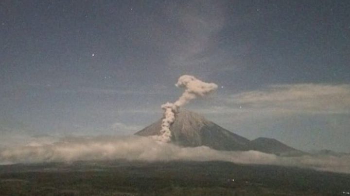 Gunung Semeru Erupsi Malam Ini – Kolom Abu Capai 2.000 Meter