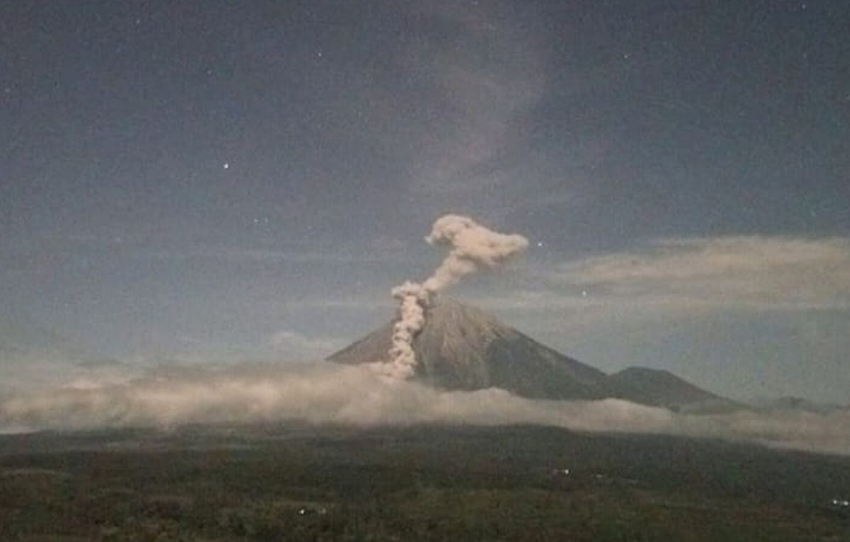 Gunung Semeru Erupsi Malam Ini – Kolom Abu Capai 2.000 Meter