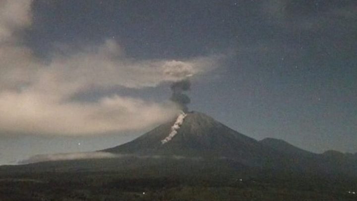 Gunung Semeru Erupsi Malam Ini – Awan Panas Meluncur 2,5 Kilometer