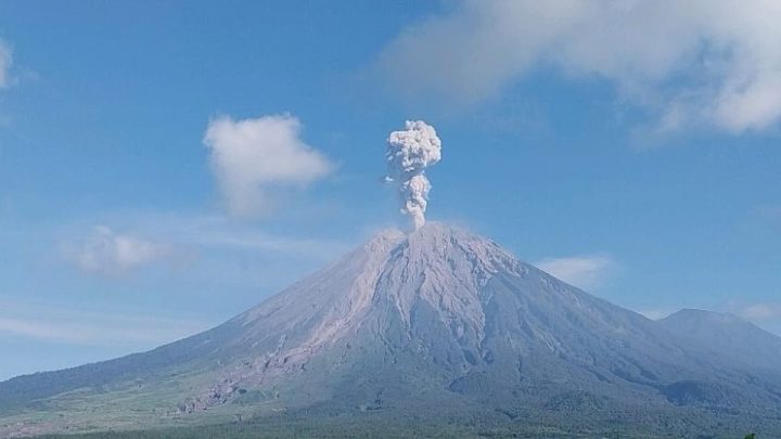 Gunung Semeru Erupsi Pagi Ini – Lontarkan Abu Vulkanik 1.300 Meter