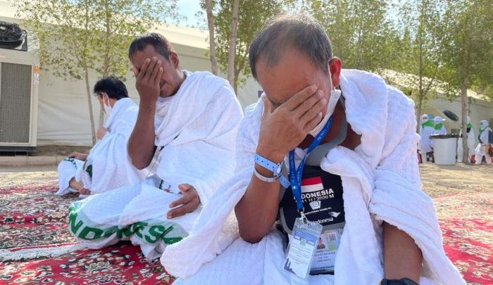 Historic Moment: Bukan Kompres Dahi! Begini Cara Benar Jemaah Haji Cegah Heatstroke saat Wukuf