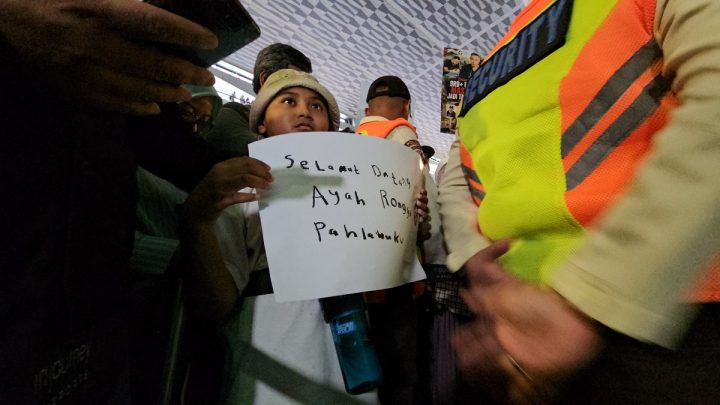 Important Visit: Bawa Poster Buatan Sendiri, Bocah 9 Tahun Sambut Ayahnya yang Bebas dari Tahanan Israel