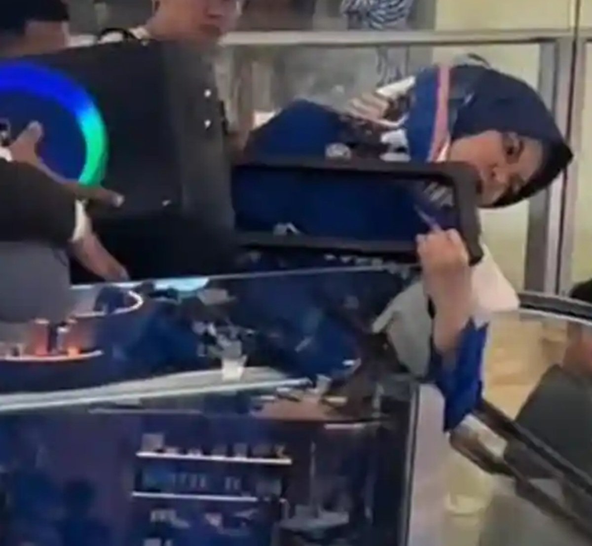 Viral Ibu-Ibu Ricuh Bawa Sound System di Konser Afgan – Netizen Sebut Pernah Berulah Sebelumnya