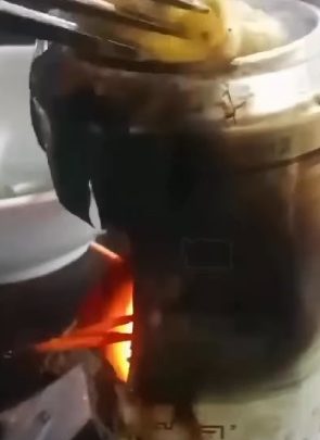 Viral – Ibu Masak Telur Pakai Kaleng Bekas karena Tak Punya Gas dan Minyak