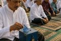 Hukum Mengedarkan Kotak Amal atau Sedekah QRIS saat Khutbah Jumat