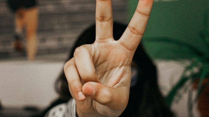 Facing Challenges: Bahaya Pose “Peace” di Media Sosial, Sidik Jari Bisa Dibocorkan AI