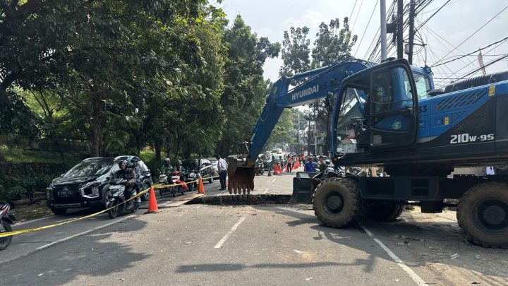 Perbaikan Jalan Ambles di Lenteng Agung Diperkirakan Rampung 3 Hari