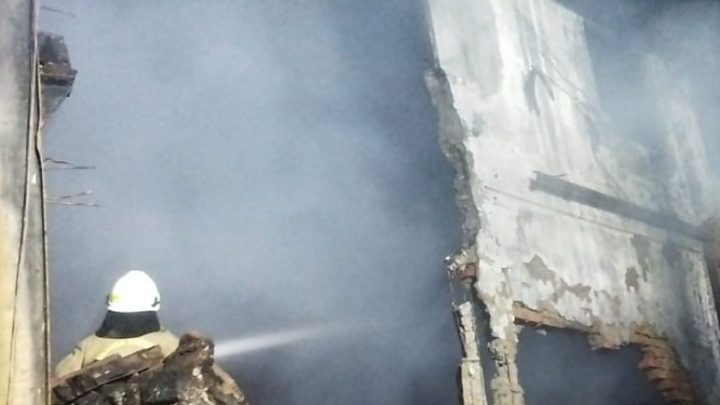 Key Issue: Kebakaran Hanguskan 4 Gudang di Kalideres, Diduga Disebabkan Korsleting Listrik Mesin Produksi