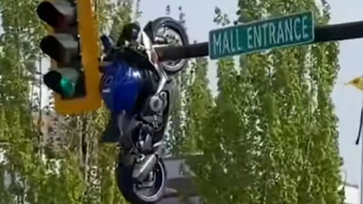 Motor Sport Nangkring di Tiang Lampu Merah Usai Tabrakan dengan BMW
