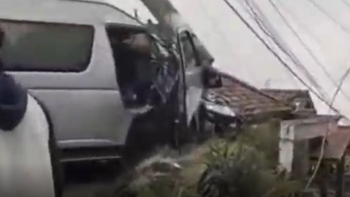 Mobil Rombongan Turis Singapura Kecelakaan Beruntun di Bromo – 11 Orang Terluka