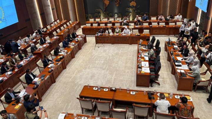 Main Agenda: Komdigi Bakal Wajibkan Pengguna Medsos Cantumkan Nomor Telepon