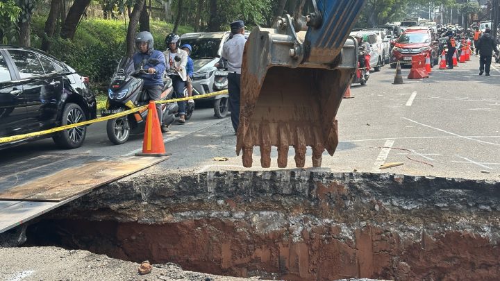 Jalan Raya Lenteng Agung Ambles – Ini Jalur Alternatif yang Bisa Digunakan
