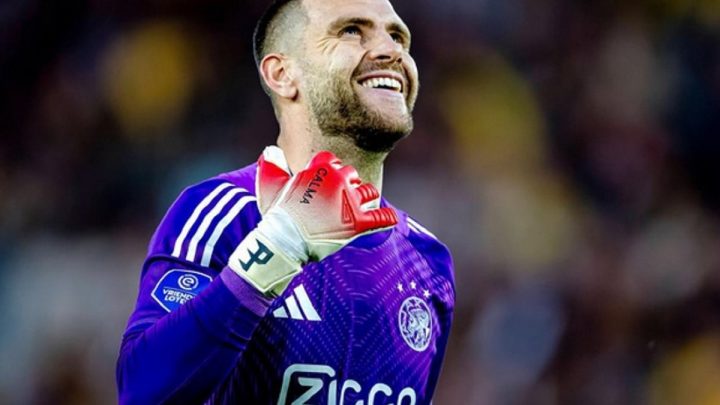 Maarten Paes Bantu Ajax Amsterdam Lolos Liga Konferensi Eropa 2026-2027 – Oscar Garcia Bahagia!