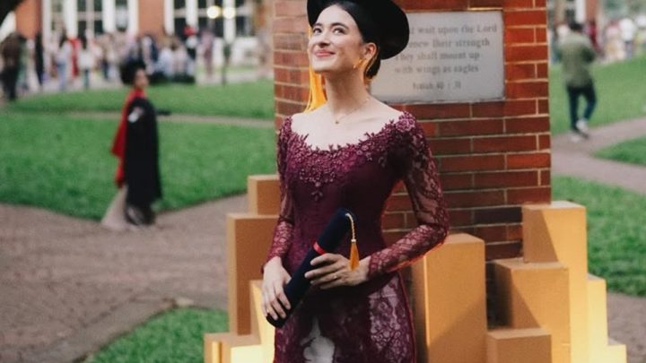 New Policy: Riwayat Pendidikan Mawar de Jongh yang Baru Wisuda S1 Ilmu Komunikasi