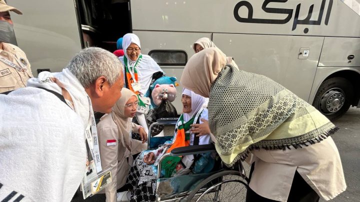 New Policy: Kisah Mbah Marsiyah, Lansia Kediri Naik Haji dari Tabungan Kaleng Bekas