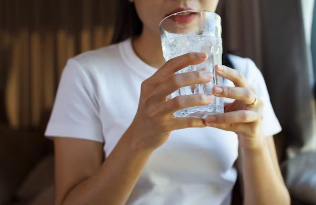 Mitos atau Fakta: Minum Es Usai Makan Gulai atau Rendang Bikin Lemak Membeku di Perut?