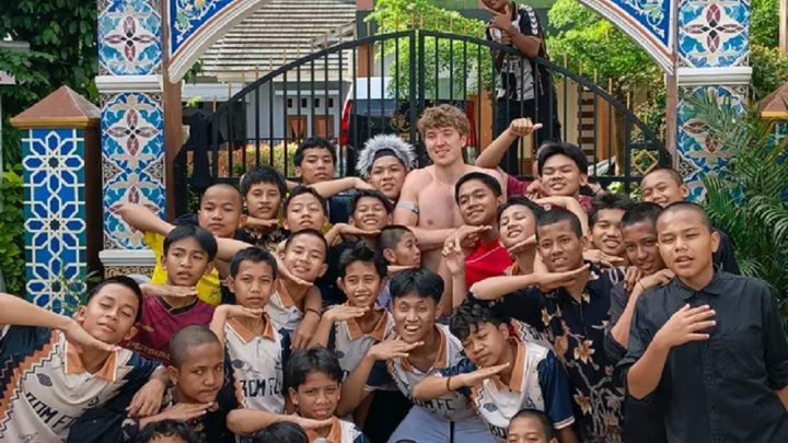 Historic Moment: Viral! Pemain Timnas Indonesia Ole Romeny Asyik Tabuh Rebana di Pesantren
