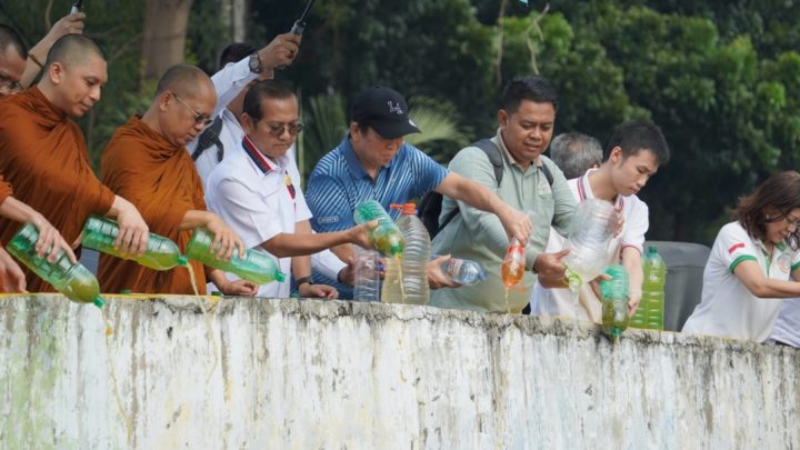 Waisak 2026 – Ribuan Liter Eco Enzyme Dituang ke Sungai Sentiong Sunter