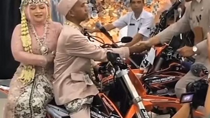 Viral! Pengantin Gelar Akad Nikah di Atas Motor Trail – Netizen Salfok dengan Suara Broong Knalpot