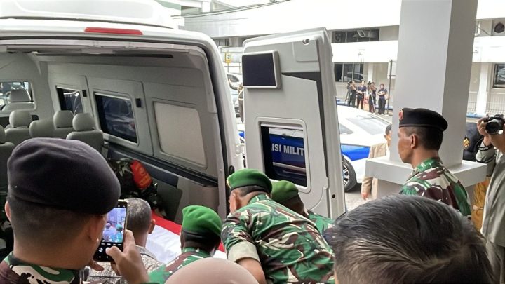 Important Visit: Peti Jenazah Eks Menhan Ryamizard Dibalut Merah Putih saat Dibawa ke Cikeas