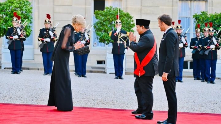 Special Plan: Momen Prabowo di Istana Elysee Kenakan Anugerah Selendang Merah dan Penghargaan dari Macron
