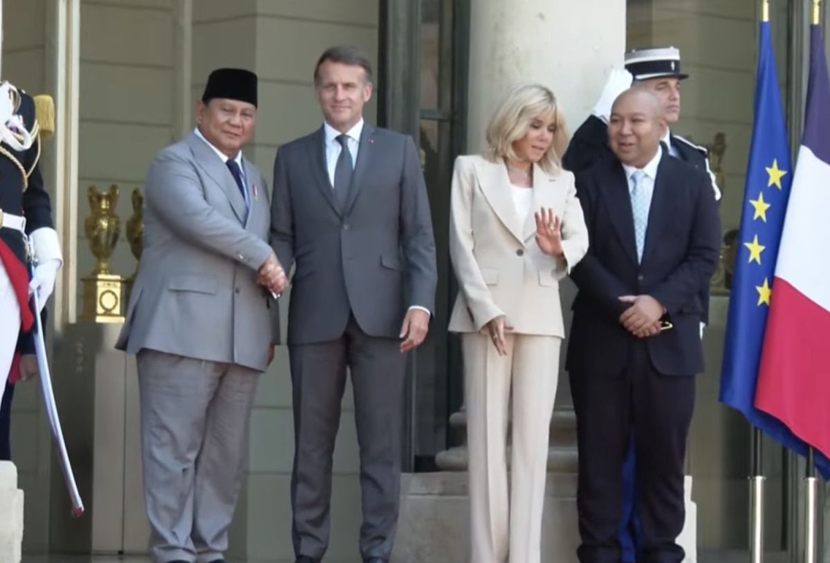 Macron Sambut Langsung Kedatangan Prabowo di Istana Elysee