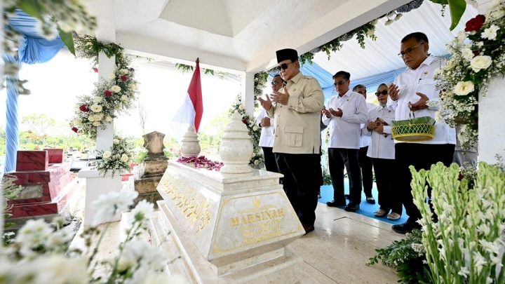 Momen Presiden Prabowo Ziarah ke Makam Marsinah di Nganjuk