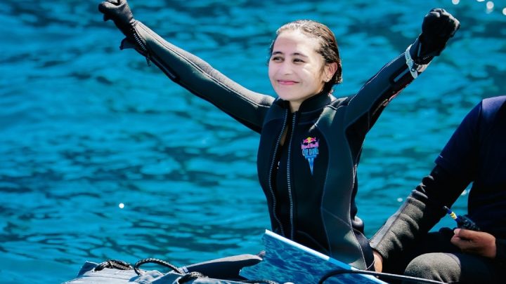 Aksi Prilly Latuconsina Jadi Tim Rescue Kompetisi Diving – Berjaga 2 Jam di Tengah Laut!