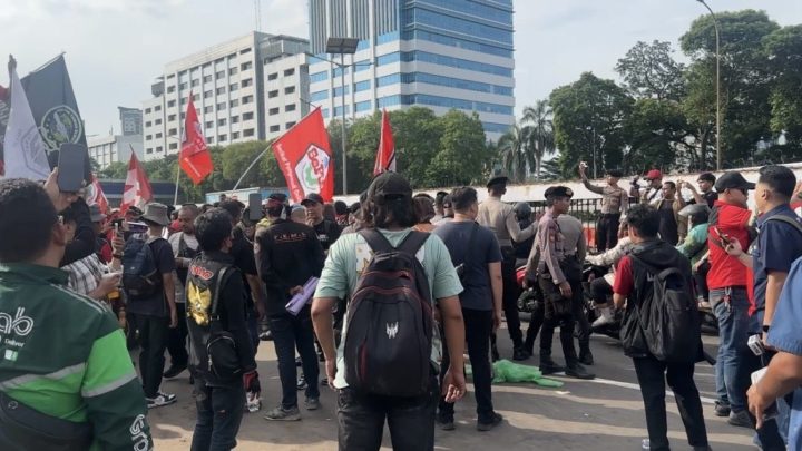 Bersitegang dengan Polisi – Puluhan Driver Ojol Ingin Tutup Jalan Gatot Subroto