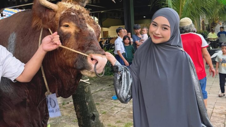 Historic Moment: Tangis Ria Ricis Pecah Lihat Sapi Kurban Disembelih