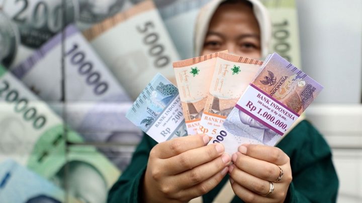 Influencer Sebut Rupiah Melemah Untungkan RI – Ekonom Nilai Itu Menyesatkan