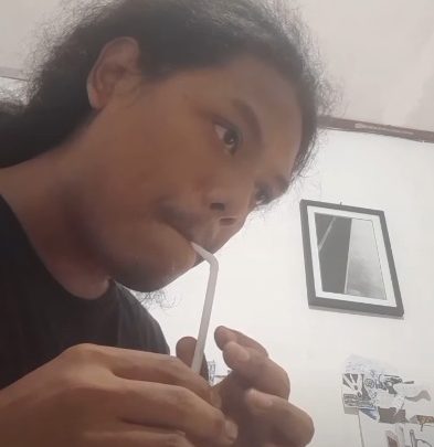 Viral! Pria Sulap Sedotan Bekas Jadi Suling – Netizen Takjub: Akhirnya Nemu Fungsi Sedotan Es Kopi