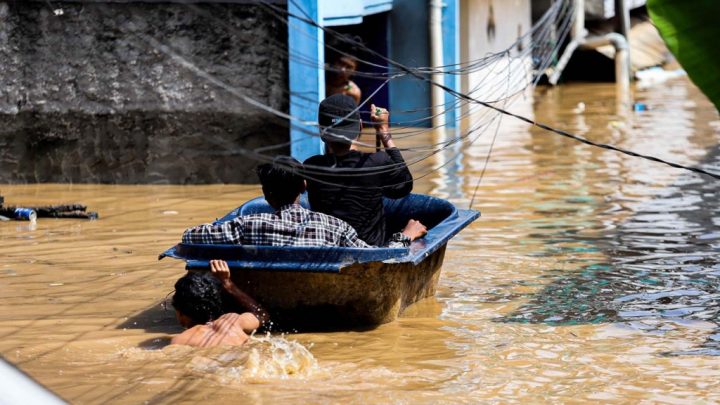 Puluhan RT di Jakarta Masih Teredam Banjir – BPBD: Kampung Melayu Paling Parah!