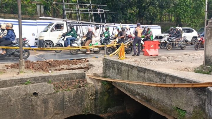 Official Announcement: Sinkhole di Jalan Raya Lenteng Agung, Lalin Masih Macet Parah